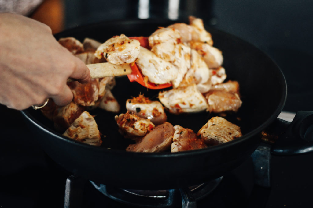 Rezept für ein Zitronengras-Hühnchen-Curry - Hühnchen anbraten