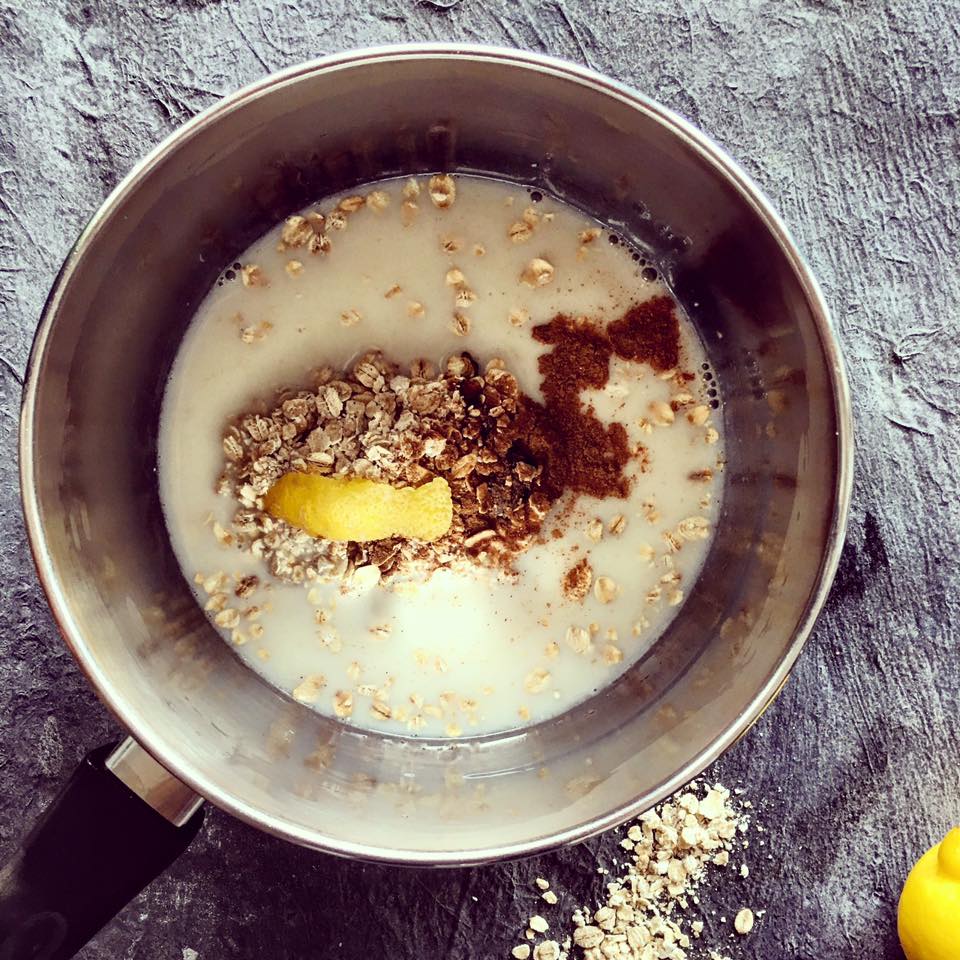 Alle Porridge Zutaten in einem Topf zum Kochen bringen