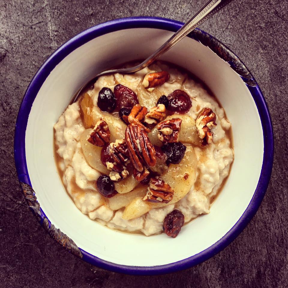 Cremiger Porridge mit Vanille-Zimt-Birnen Topping II