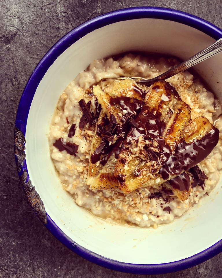 Cremiger Porridge mit gebratener Banane, Kokos und Schokoraspeln I