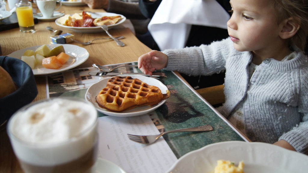 Alma beim Frühstück