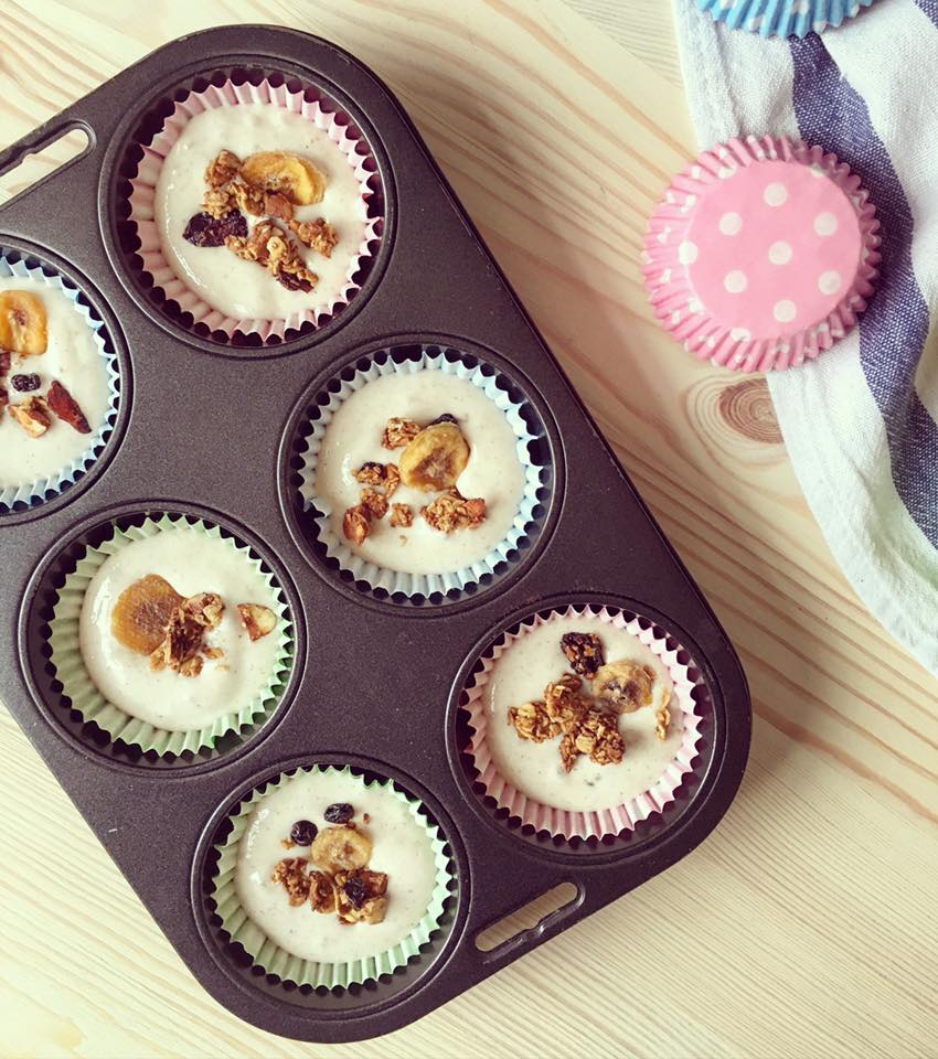 Frozen Joghurt Snacks in Muffinblech einfrieren