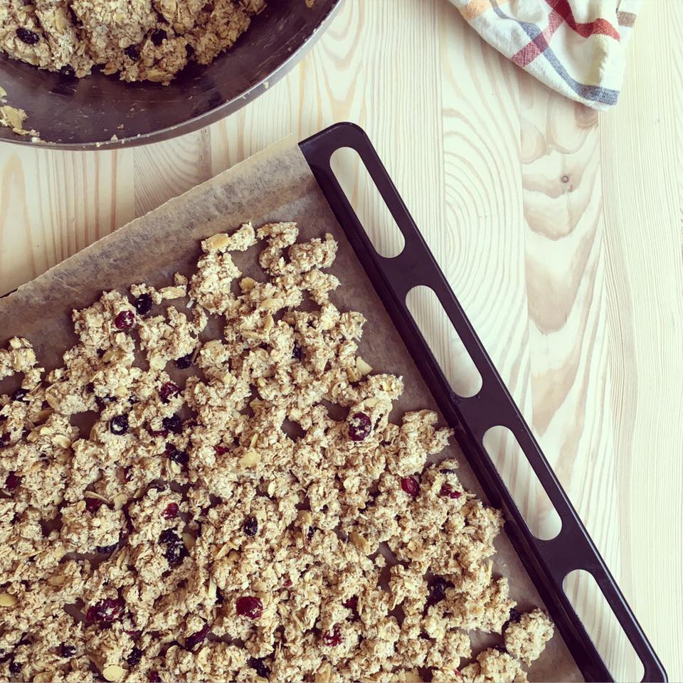 Granola auf Backblech verteilen