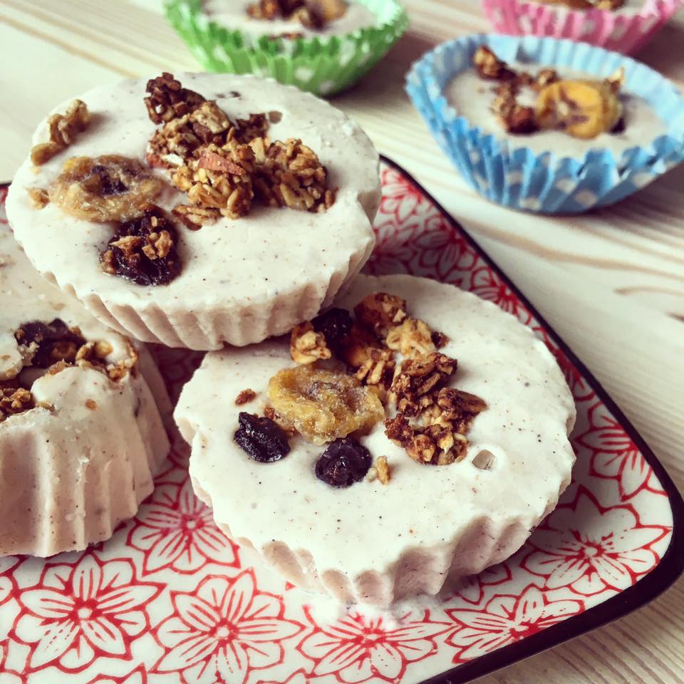 Zuckerfreie Frozen Joghurt Snacks mit Banane und Granola I