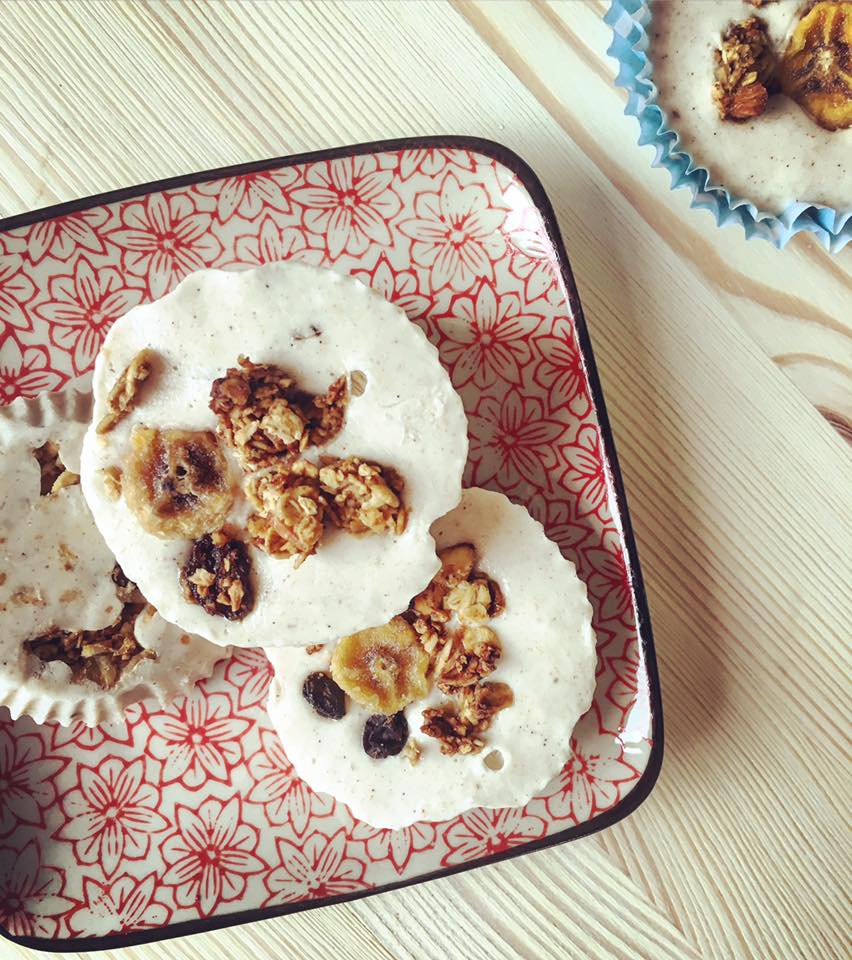 Zuckerfreie Frozen Joghurt Snacks mit Banane und Granola