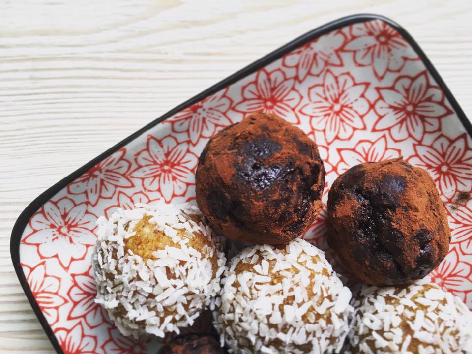 Leckere Haselnuss-Kakao Bliss Balls & Marillen-Mandel Bliss Balls