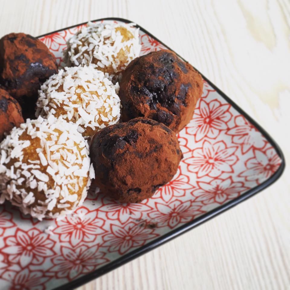 Marillen-Mandel Bliss Balls & Haselnuss-Kakao Bliss Balls