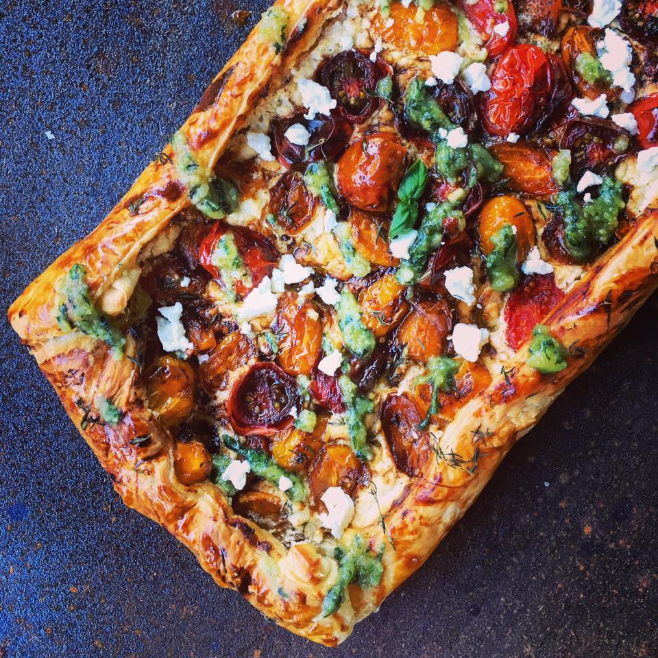 mediterrane-tomaten-feta-tarte-frisch-aus-dem-ofen