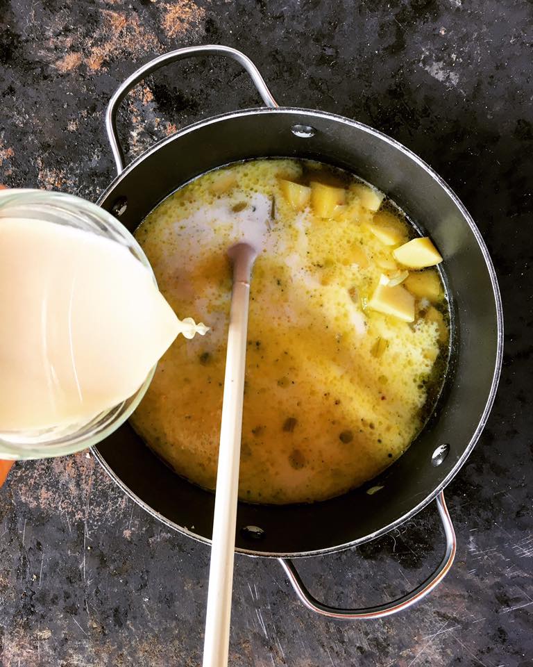 angeschwitzte-zwiebel-mit-milch-aufgiessen